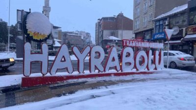 Tekirdağ’ın Hayrabolu ilçesinde kar yağışı etkisini sürdürmeye devam ediyor. İlçede