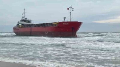 Tekirdağ’ın Marmaraereğlisi ilçesinde kuvvetli fırtına nedeniyle karaya oturan Palau bayraklı