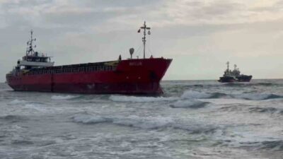 Tekirdağ’ın Marmaraereğlisi ilçesinde etkili olan şiddetli rüzgarın sürüklediği kuru yük