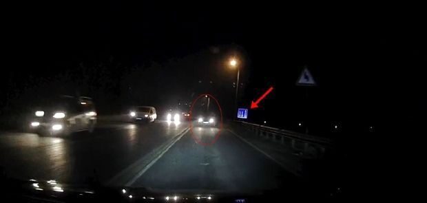 Tekirdağ Çorlu’da kazanın eşiğinden dönüldüğü anlar araç kamerasına yansıdı. Virajda