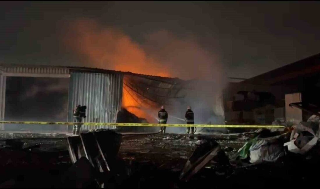 Tekirdağ’ın Çerkezköy ilçesinde bir tekstil geri dönüşüm fabrikasında çıkan yangın,