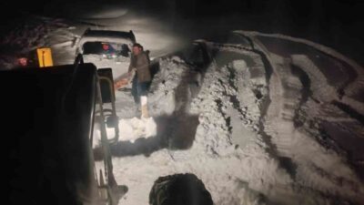 Erzurum’un Tekman ilçesinde şarampole düşerek karda mahsur kalan araç belediye