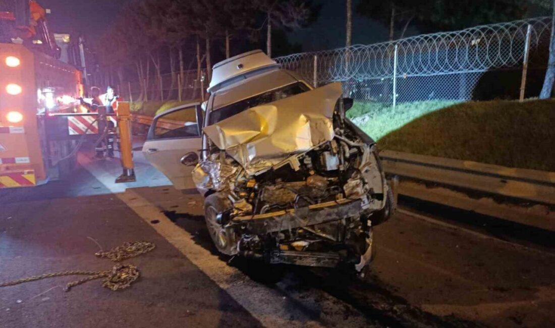 TEM Otoyolu Esenler mevkiinde kamyonete çarpan otomobilin hurdaya döndüğü kazada,