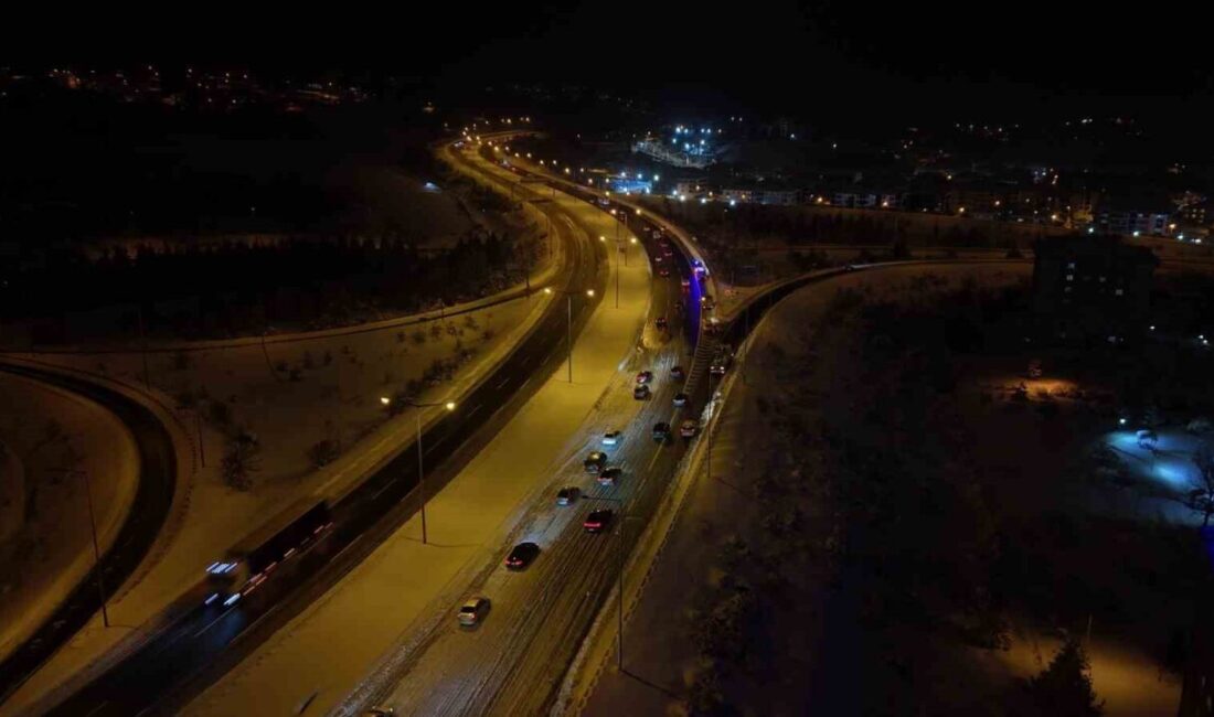 Yoğun kar yağışından kayan tırlar sebebiyle ulaşımın durduğu TEM Otoyolu’nun
