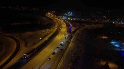 Yoğun kar yağışından kayan tırlar sebebiyle ulaşımın durduğu TEM Otoyolu’nun