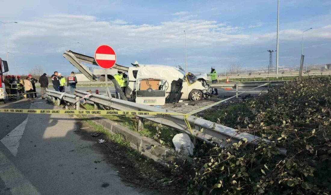 TEM Otoyolu’nun Düzce geçişinde bariyerlere ok gibi saplanan hafif ticari