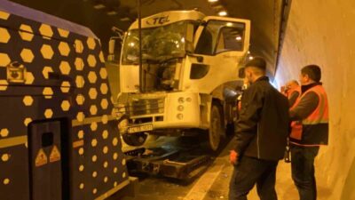 Kocaeli’de TEM Otoyolu Gültepe Tüneli’nde yol çalışması nedeniyle yavaşlayan trafikte