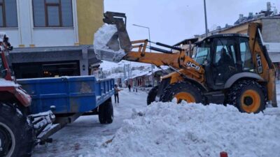 Erzincan’ın Tercan ilçesinde etkili olan kar yağışının ardından belediye ekipleri,