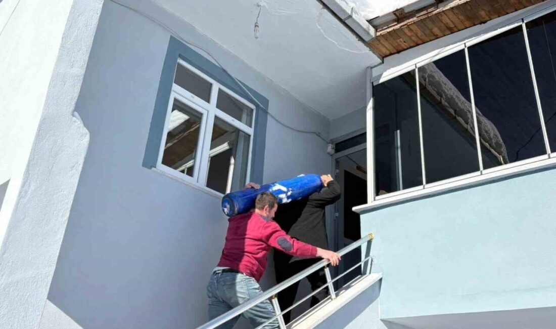 Samsun’un Terme ilçesinde etkili olan yoğun kar yağışı, belediye ekiplerinin