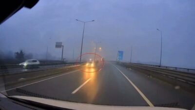 Düzce’de ters şeritte hızla ilerleyen otomobil, karşı yönden gelen araçla