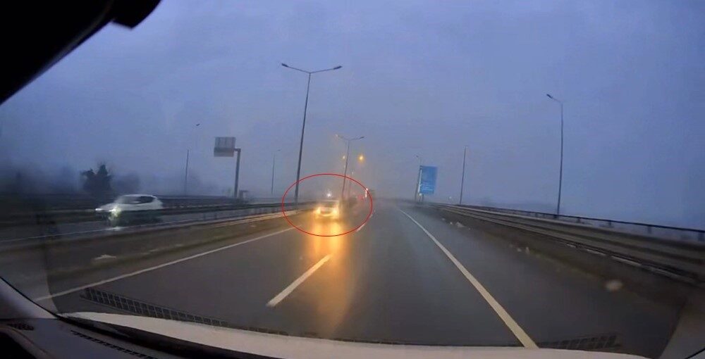 Düzce’de ters şeritte hızla ilerleyen otomobil, karşı yönden gelen araçla