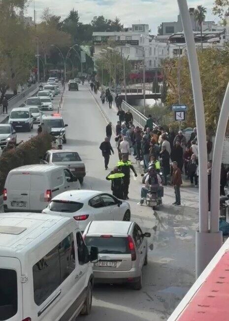 Antalya’nın Manavgat ilçesinde ters yönden gelen motosikletle otomobilin çarpışması sonucu