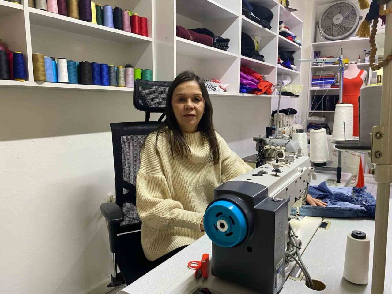 Bolu’da 20 yıldır terzilik yapan Kıymet Dinç, hazır giyimdeki fiyat