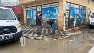 İnönü Belediyesi, ilçede su baskınlarına ve buzlanmaya neden olan tıkalı