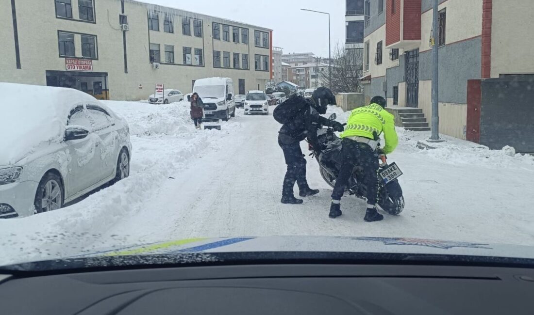 Bitlis’te etkili olan yoğun kar yağışı ve tipi, ulaşımda aksamalara