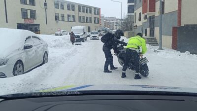 Bitlis’te etkili olan yoğun kar yağışı ve tipi, ulaşımda aksamalara