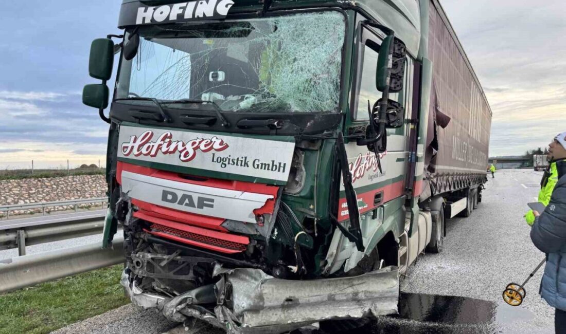 Edirne otoyolunda seyir halindeki tır, sürücüsünün kontrolünden çıkarak adeta bir