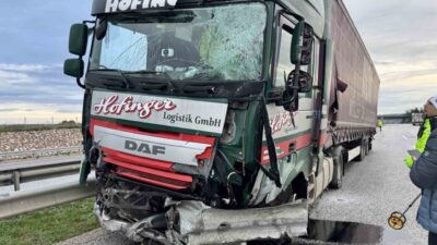 Edirne otoyolunda seyir halindeki tır, sürücüsünün kontrolünden çıkarak adeta bir