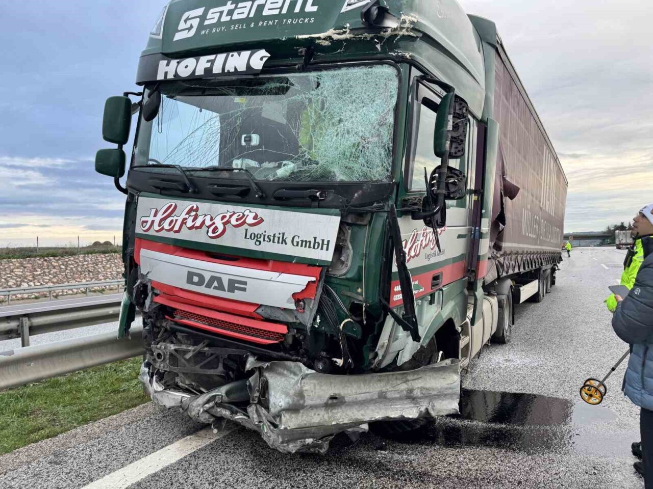 Edirne otoyolunda seyir halindeki tır, sürücüsünün kontrolünden çıkarak adeta bir