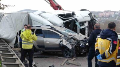 Samsun’un Canik ilçesinde kontrolden çıkan tırın karşı şeride geçerek otomobil