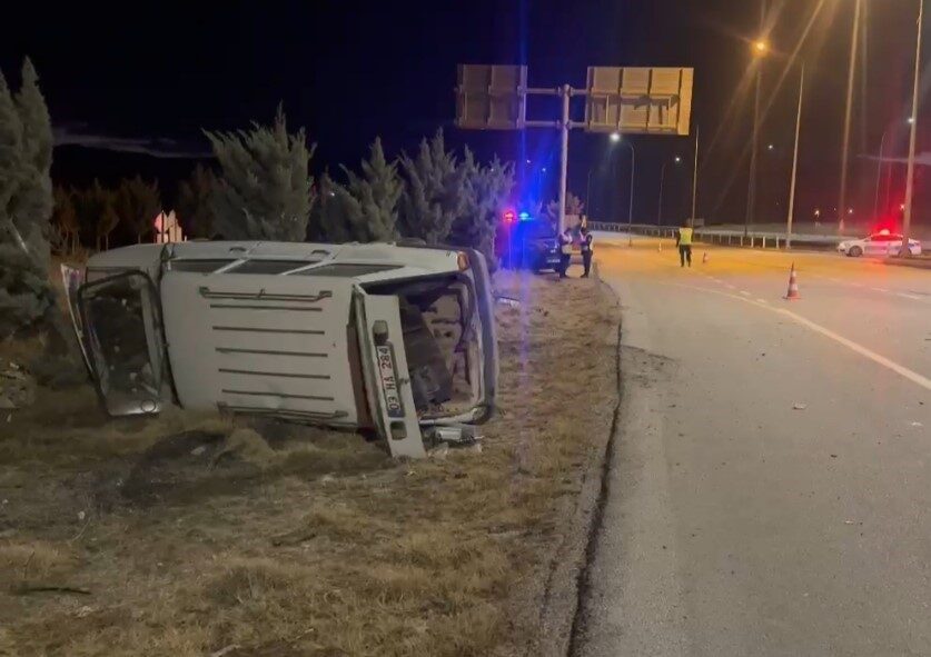 Afyonkarahisar’da tırın çarpması sonucu kontrolden çıkarak şarampole girip devrilen otomobilin