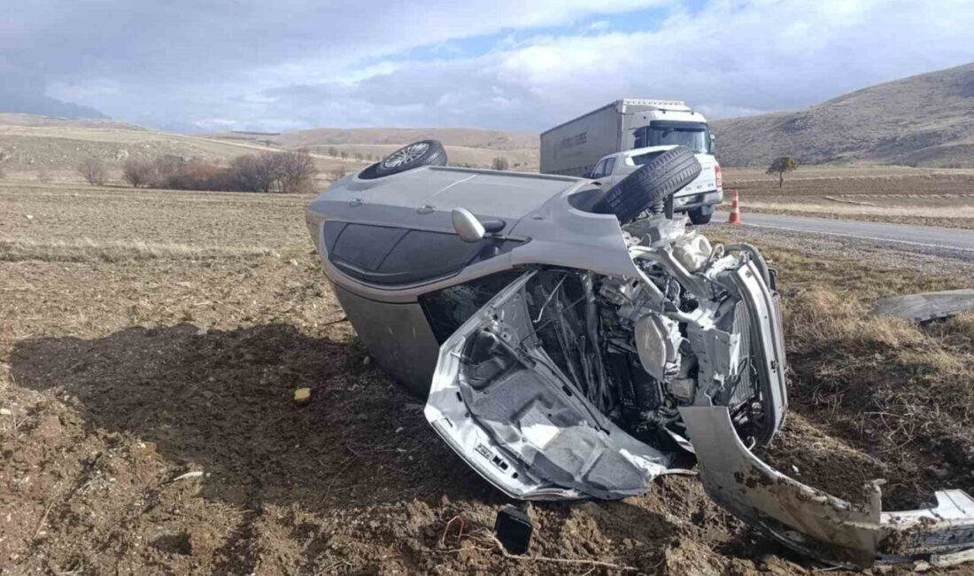 Afyonkarahisar’da tırla çarpışarak hurdaya dönen otomobilde 5 kişi yaralandı. Kaza,