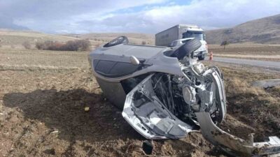 Afyonkarahisar’da tırla çarpışarak hurdaya dönen otomobilde 5 kişi yaralandı. Kaza,