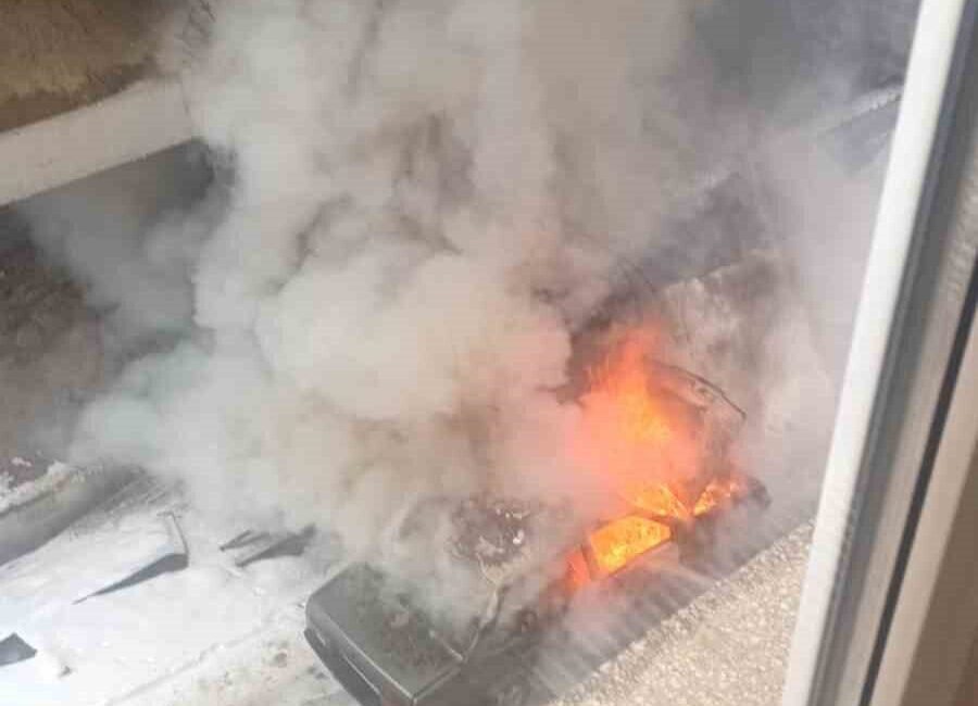 Elazığ’da park halindeyken alev alan Tofaş otomobil kullanılmaz hale geldi.