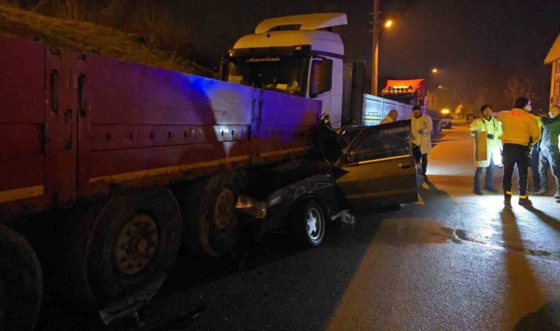 Karabük’te sürücüsünün alkollü olduğu otomobil, park halindeki tıra ok gibi