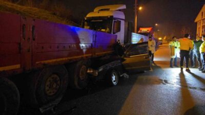 Karabük’te sürücüsünün alkollü olduğu otomobil, park halindeki tıra ok gibi