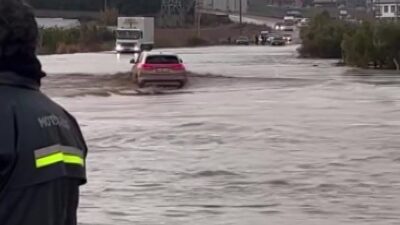 Adana’da şiddetli yağış sonucu oluşan su birikintisinden araçlar geçemezken bir