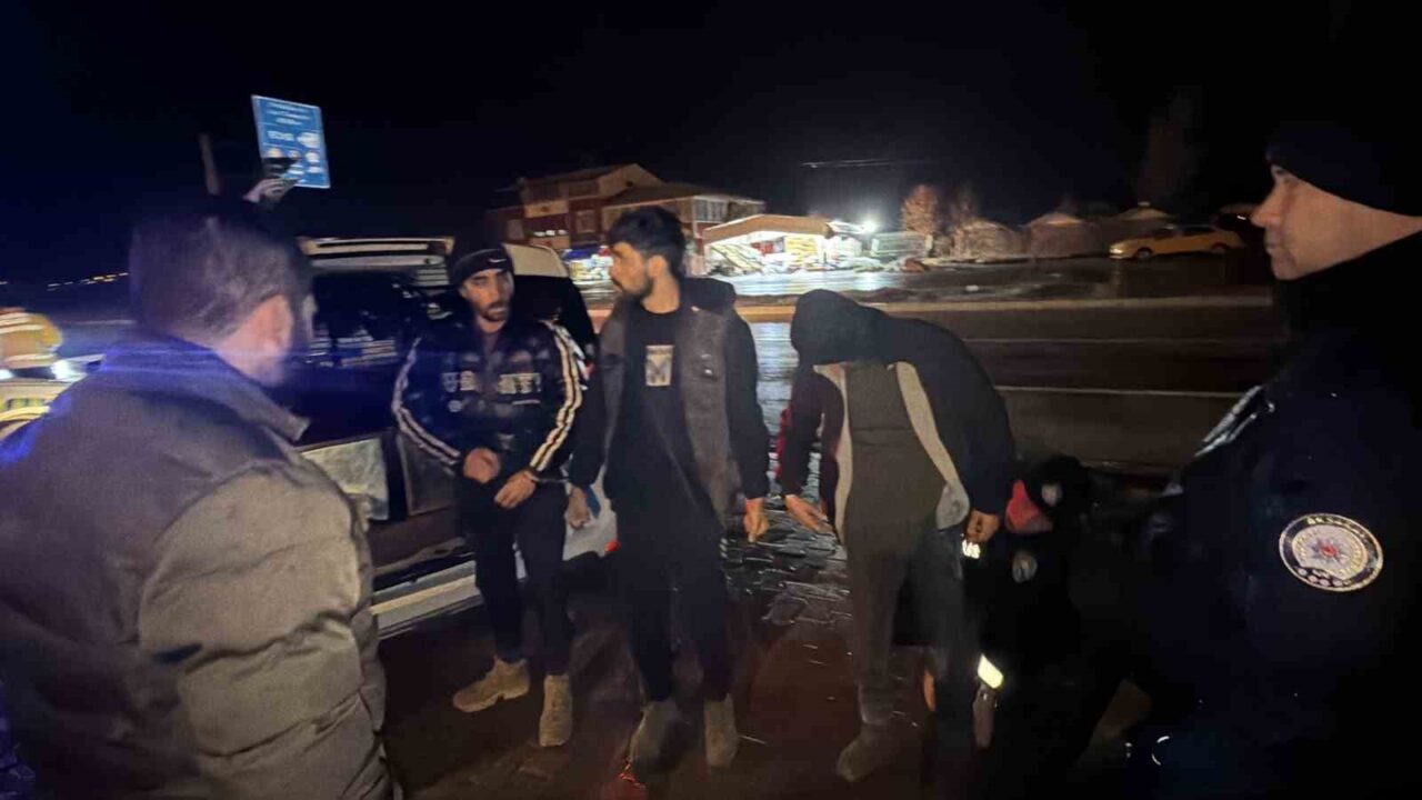 Tokat’ın Erbaa İlçesi’nde durdurulan otomobilde 3 kaçak göçmen yakalandı. Erbaa