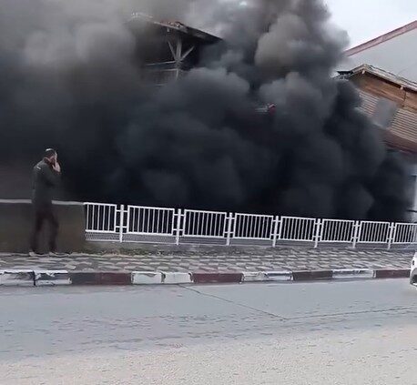 Tokat’ta iki katlı müstakil evin giriş katında çıkan yangın, itfaiyenin
