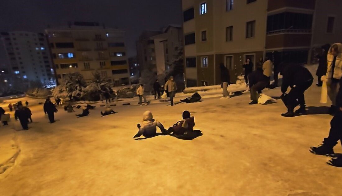 Tokat’ta etkili olan kar yağışıyla birlikte vatandaşlar tepsi ve poşetlerle