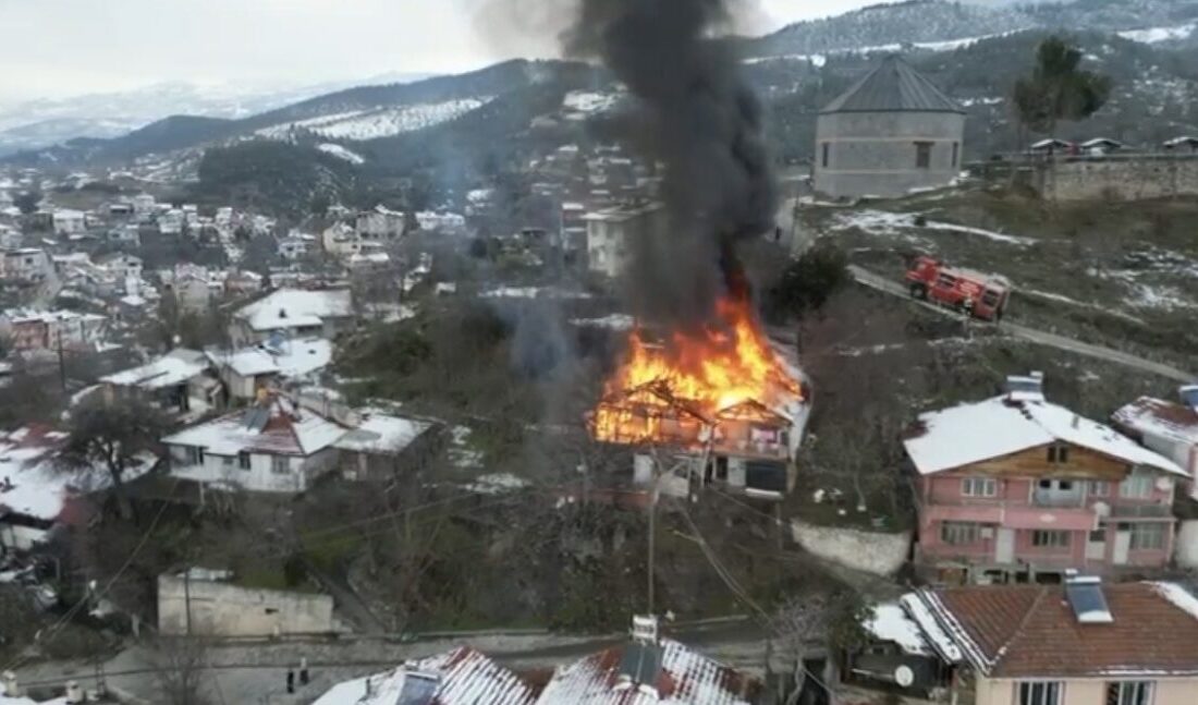 Tokat’ın Niksar ilçesinde sobadan çıktığı değerlendirilen yangında bir ev tamamen