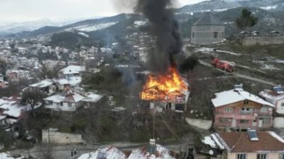 Tokat’ın Niksar ilçesinde sobadan çıktığı değerlendirilen yangında bir ev tamamen