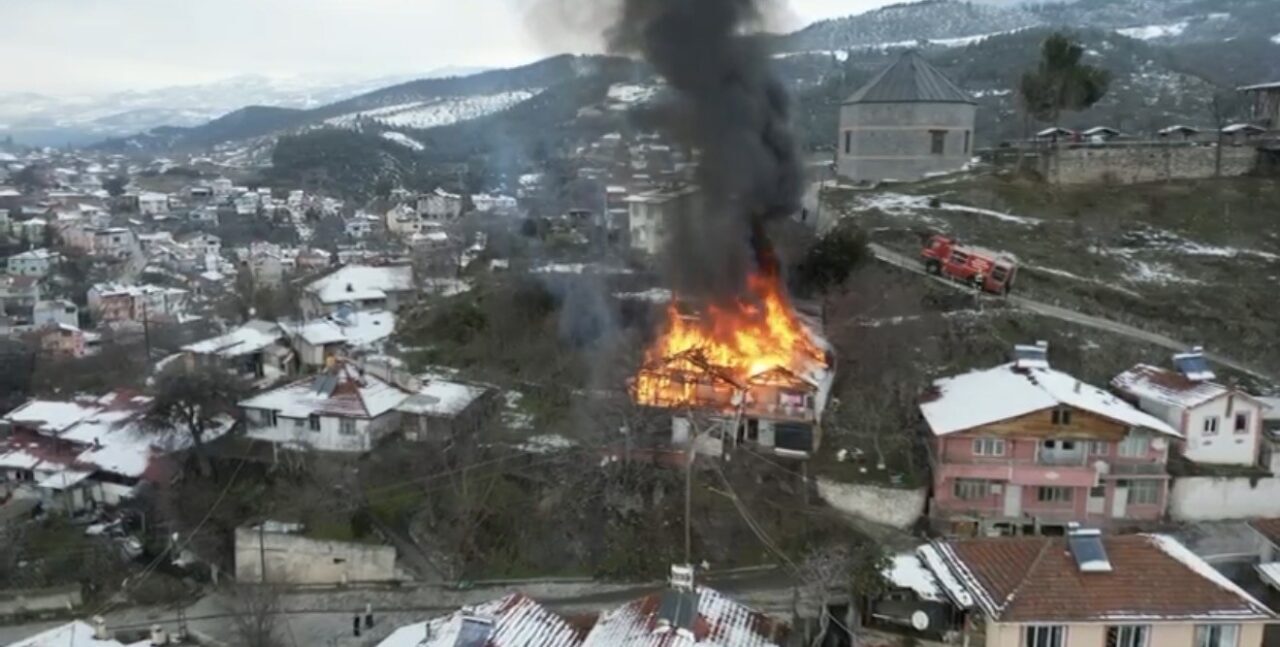 Tokat’ın Niksar ilçesinde sobadan çıktığı değerlendirilen yangında bir ev tamamen