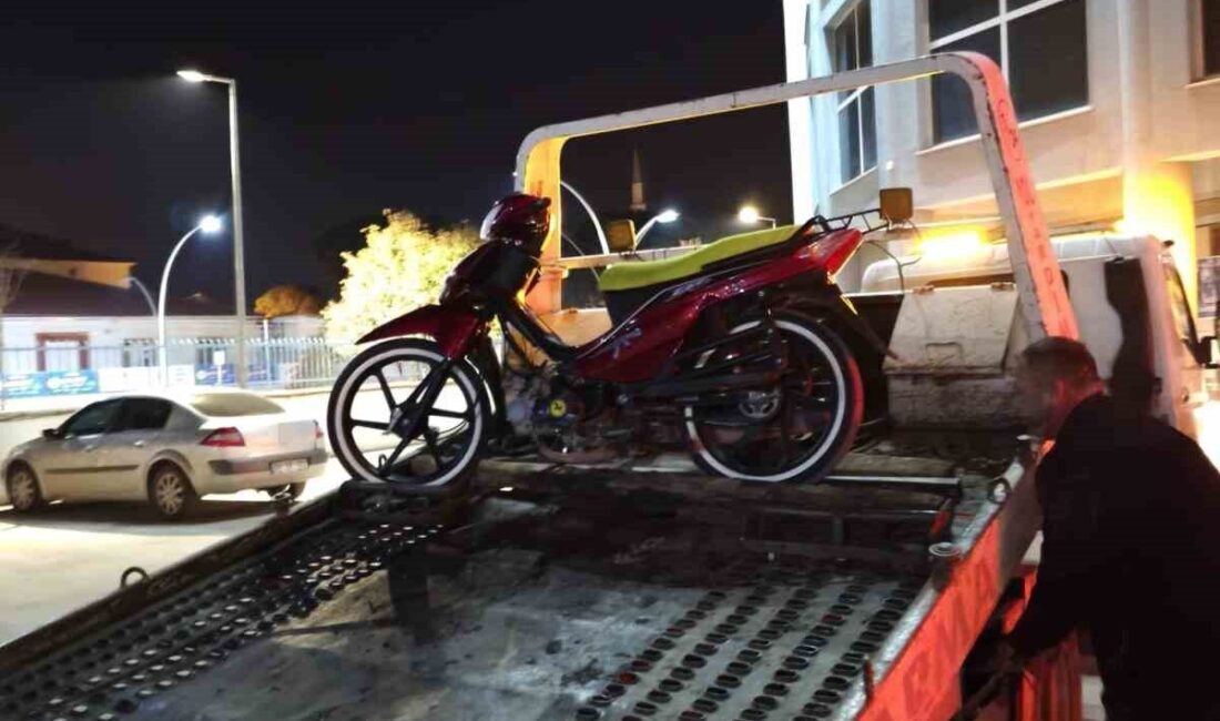 Tokat’ın Erbaa ilçesinde kasksız şekilde motosiklette yatarak ilerleyen iki kişi