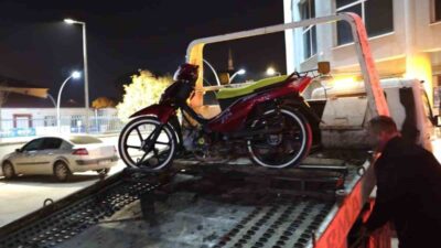 Tokat’ın Erbaa ilçesinde kasksız şekilde motosiklette yatarak ilerleyen iki kişi