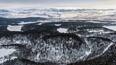 Tokat’ın Reşadiye ilçesindeki Kurt Gölü, donan yüzeyi ve karlı manzarasıyla