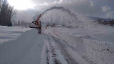 Karayolları ekiplerin uzun ve zorlu çalışmaları sonrasında kar nedeniyle kapanan