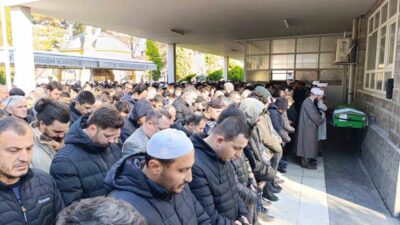 Bursa’nın İnegöl ilçesinde faaliyet gösteren kereste fabrikasında tomrukları taşıdığı vincin