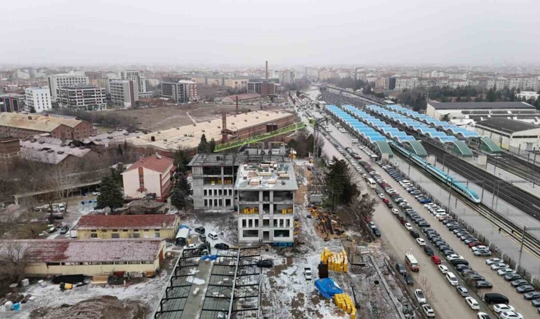 Eskişehir’de 35 metre yukarıda kule vinç operatörlüğü yapan Ramazan Kılıç,