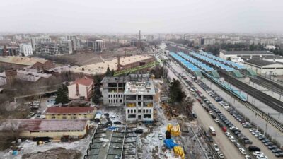 Eskişehir’de 35 metre yukarıda kule vinç operatörlüğü yapan Ramazan Kılıç,