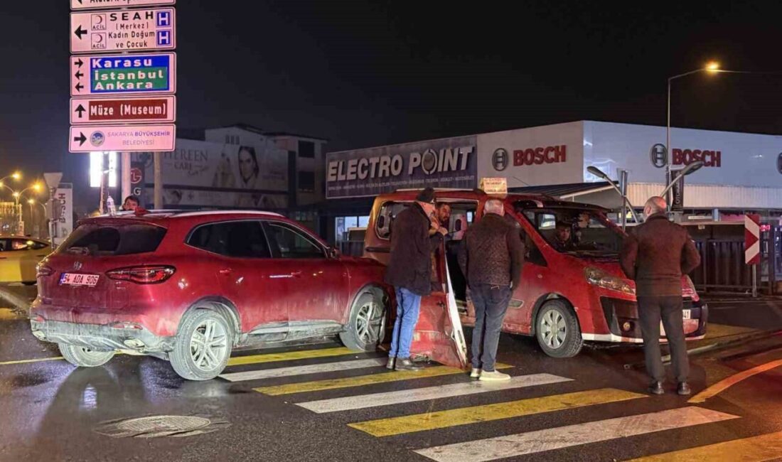 Sakarya’nın Adapazarı ilçesinde SUV tarzı araç ile toplu taşıma aracının
