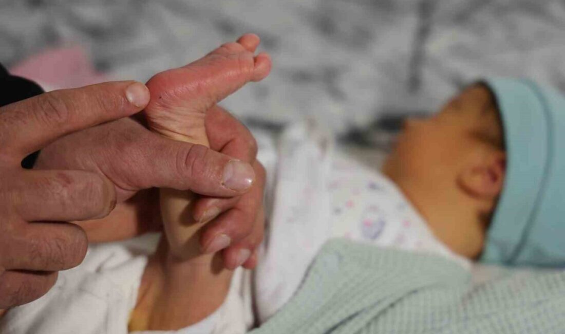 Adana’da yaşayan Mahmut ve Ülviye Deniz çifti, yeni doğan bebeklerinden