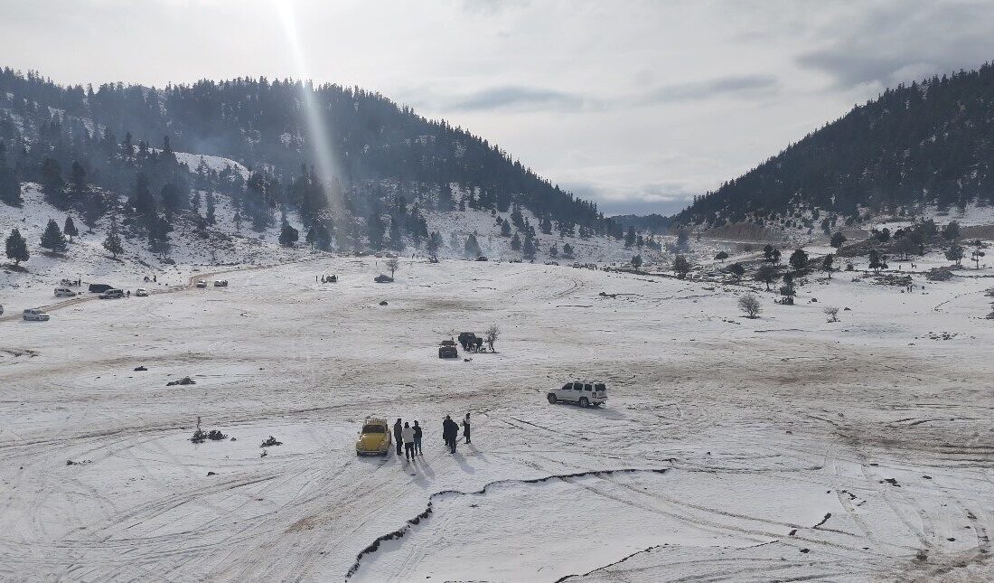 Antalya’nın sahil kesimlerinde yağmur yağarken, Torosların zirvelerinden Alacabel adeta beyaza
