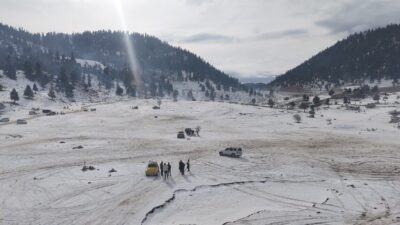 Antalya’nın sahil kesimlerinde yağmur yağarken, Torosların zirvelerinden Alacabel adeta beyaza