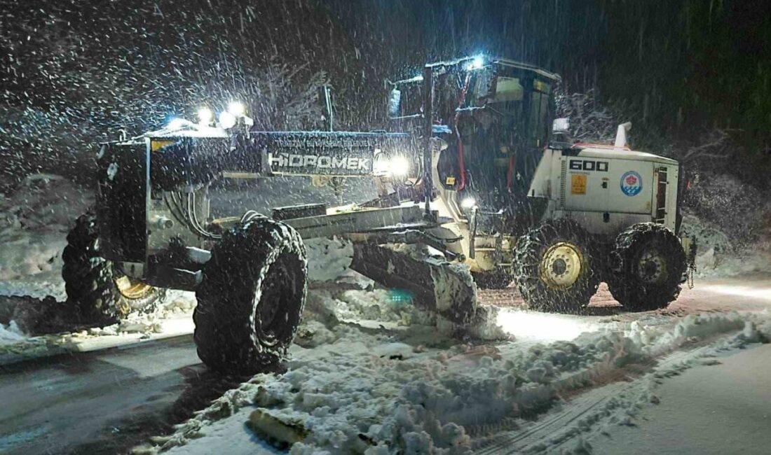 Trabzon’da etkisini artıran kar yağışı sonrası karla mücadele ekipleri, kapanan