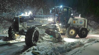 Trabzon’da etkisini artıran kar yağışı sonrası karla mücadele ekipleri, kapanan